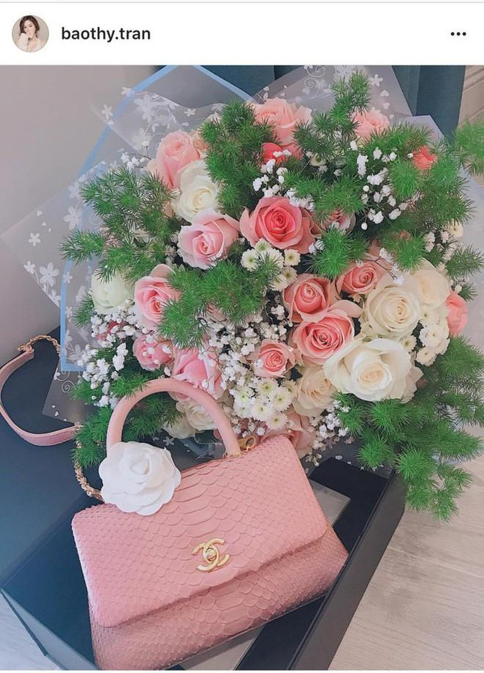 Túi Chanel màu hồng xinh xắn là món quà Valentine mà Bảo Thy được tặng. Nguồn ảnh: FBNV.