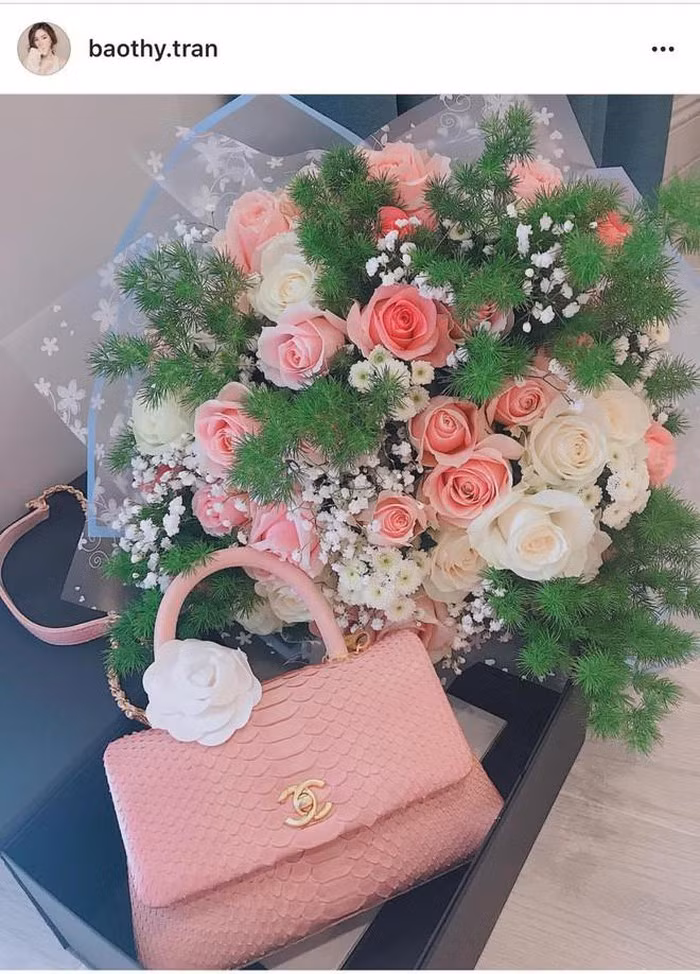 Túi Chanel màu hồng xinh xắn là món quà Valentine mà Bảo Thy được tặng. Nguồn ảnh: FBNV.