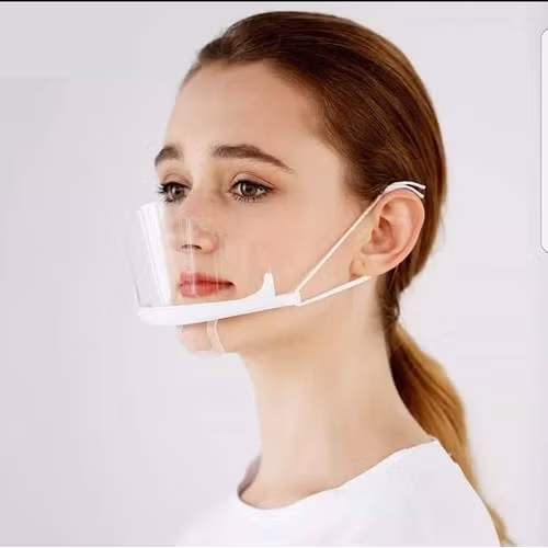 Trao đổi với phóng viên báo Tiền Phong, ThS.BS Nguyễn Trần Nam - Trưởng khoa Nhiễm Bệnh viện Nhi đồng Thành phố cho rằng, khẩu trang trong suốt đang "làm mưa làm gió" trên thị trường không phải là khẩu trang y tế, có thể ngăn được nước bọt nhưng có phòng được COVID-19 hay không thì cần phải có các nghiên cứu và kết luận của cơ quan chức năng. Nguồn ảnh: Facebook