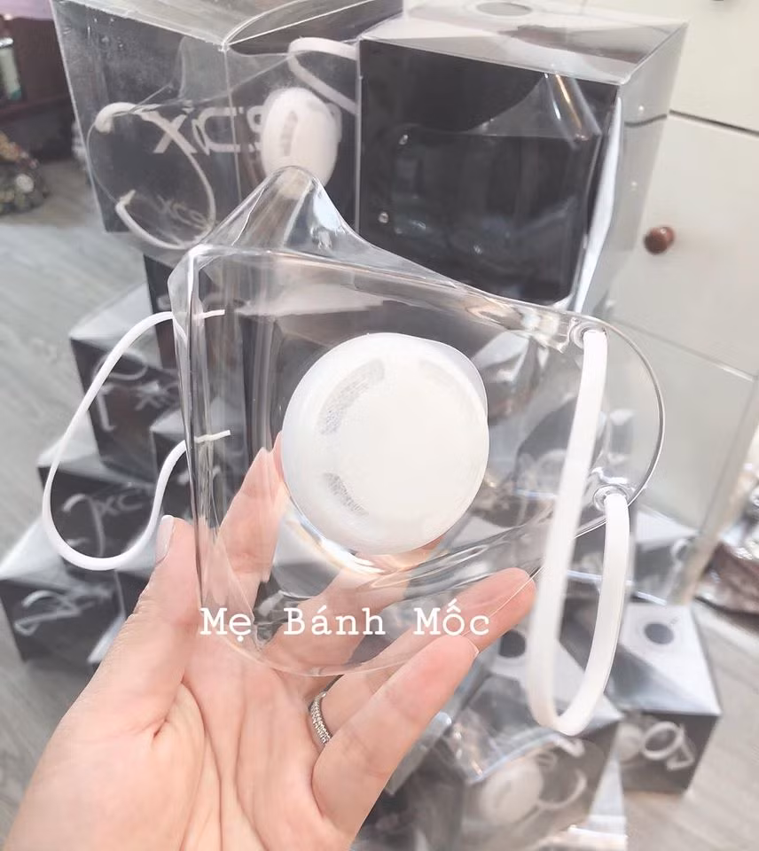 Chị Loan (TP HCM) cho biết, chiếc khẩu trang này có thiết kế khá đẹp, hợp với chị em phụ nữ khi trang điểm là không bị lem son.