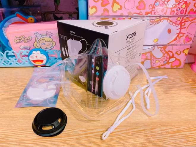 Theo chị Loan: "Tôi vừa đặt 2 chiếc khẩu trang trong suốt nhưng phải một tuần nữa mới có hàng. Về tính thẩm mỹ và tiện lợi thì tôi đánh giá cao nhưng chất lượng thì khi dùng mới biết được".