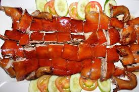 Heo sữa quay trong lò hầm gạch có quy trình chế biến cực cầu kỳ. Mỗi lần hầm gạch, đến khi dứt kỳ chụm lửa, vì gạch đã chín mới lấy ra khỏi lò thì bắt đầu làm heo sữa đút lò.