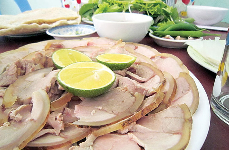 Giới nhà giàu Việt xưa cũng rất thích món bò gác tréo. Bò phải lựa bò tơ, làm sạch, thui vàng, nướng nguyên con trên lửa than hồng.