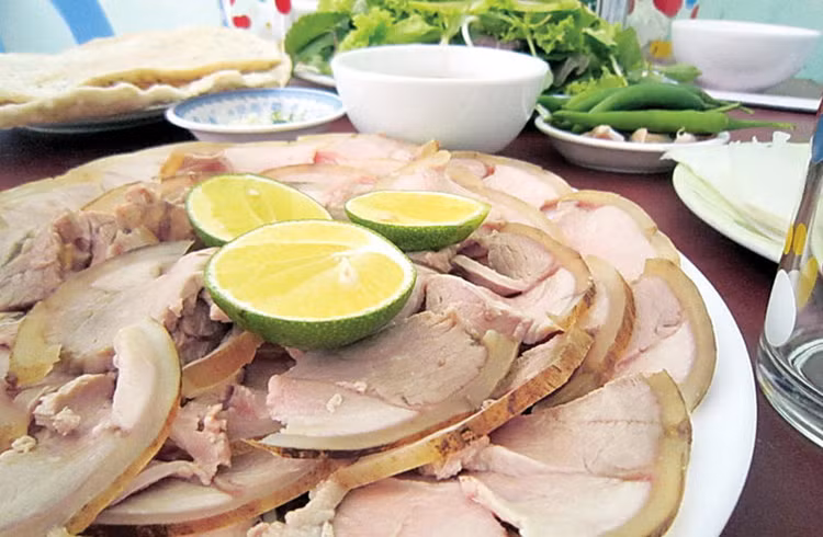 Giới nhà giàu Việt xưa cũng rất thích món bò gác tréo. Bò phải lựa bò tơ, làm sạch, thui vàng, nướng nguyên con trên lửa than hồng.