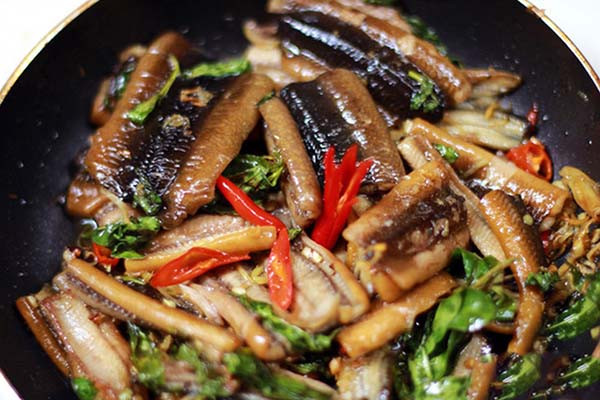 Lươn cũng là thực phẩm xa xỉ.Các món ăn từ lươn được các đầu bếp trong tư gia của phú hộ chế biến rất cầu kỳ không kém gì nhà hàng thời nay.