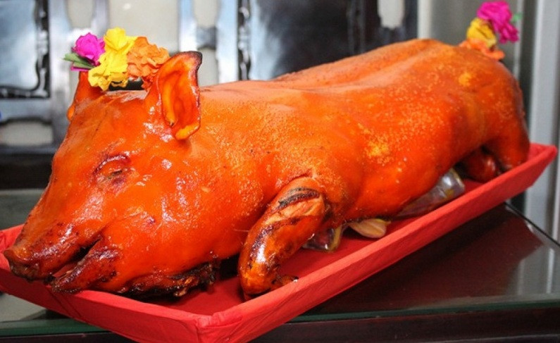 Nhiều gia đình giàu có còn mời khách ăn gà đút lò, heo sữa quay trong lò hầm gạch, vịt sen nấu cháo.