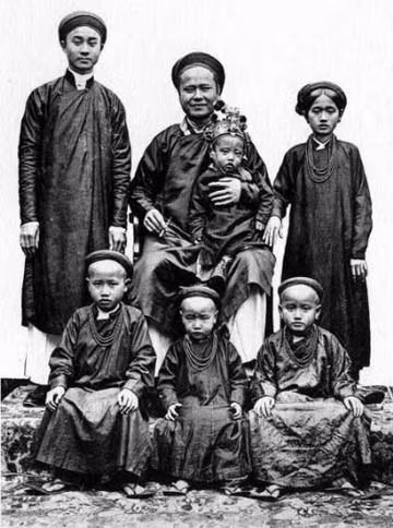 Ở miền Nam, khu vực từ Tiền Giang tới Cà Mau, Rạch Giá, có nhiều điền lớn. Trong mỗi điền, nhà cửa của họ được cất như dinh thự, kiểu villa, nhà lầu.