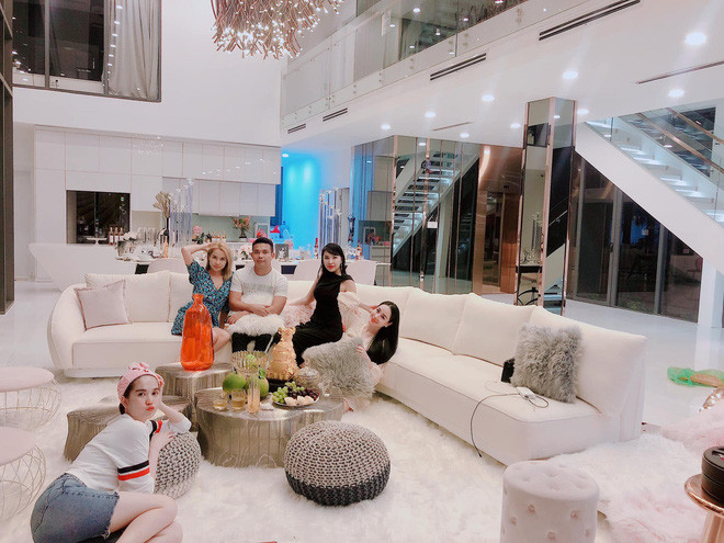 Mới đây, Ngọc Trinh khoe biệt thự 24 tỷ đồng, rộng 800m2 to nhất khu phố. Ảnh: Facebook. Video: Bí quyết làm đẹp của sao Việt. Nguồn: VTC14.