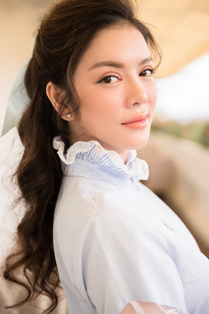 Người đẹp thường xuyên khoác lên mình những bộ trang phục hàng trăm triệu, những thương hiệu đắt tiền, đi xe xịn và sở hữu nhà lầu. Ảnh: Facebook.