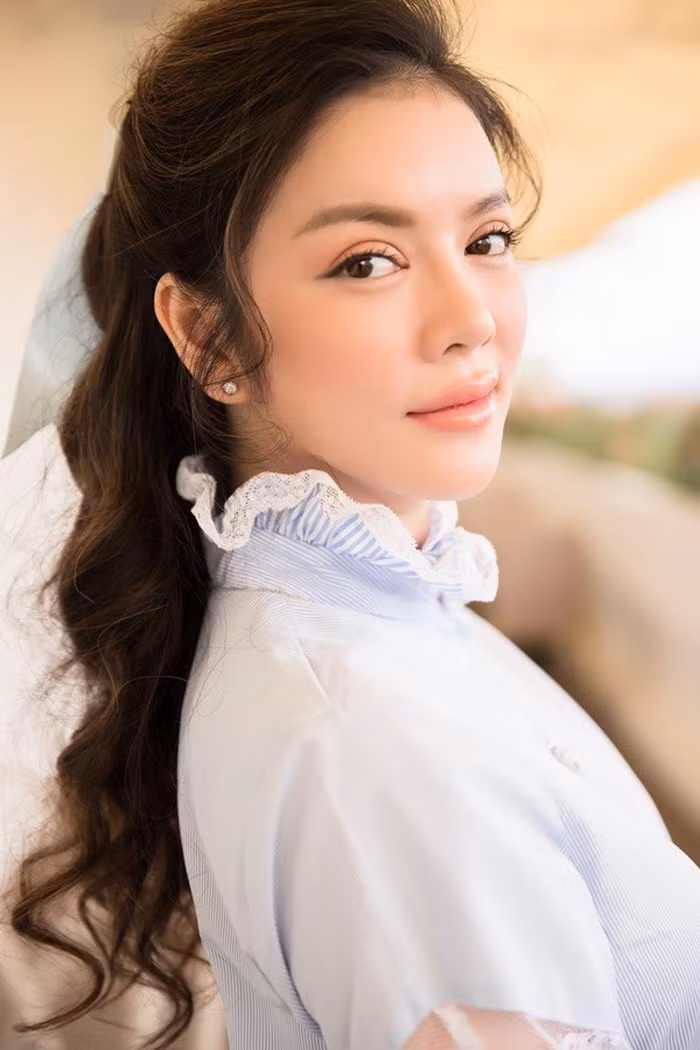 Người đẹp thường xuyên khoác lên mình những bộ trang phục hàng trăm triệu, những thương hiệu đắt tiền, đi xe xịn và sở hữu nhà lầu. Ảnh: Facebook.