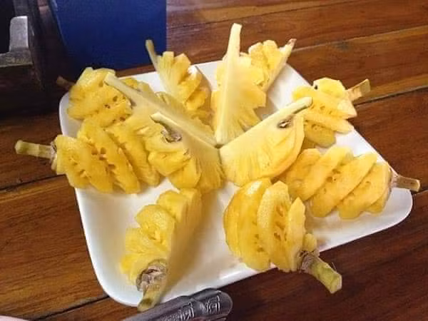 Cụ thể, dứa mini cả vỏ là 100.000 – 110.000 đồng/kg, gọt sẵn là 120.000 - 160.000 đồng/kg.