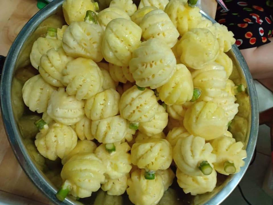 Theo người bán, dứa mini tuy nhỏ nhưng có hương thơm đặc trưng, vị ngọt đậm, màu sắc bắt mắt.