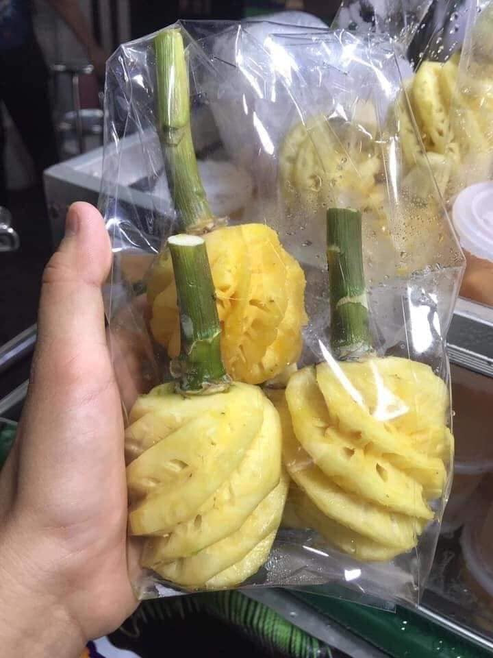 Khoảng 2-3 tuần nay, lượng khách đặt mua dứa của cô Kim tăng gấp đôi bình thường. Nhiều ngày, cô Kim không đủ hàng để trả cho khách.