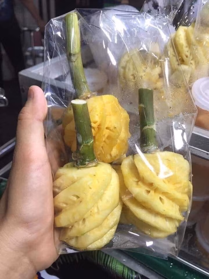 Khoảng 2-3 tuần nay, lượng khách đặt mua dứa của cô Kim tăng gấp đôi bình thường. Nhiều ngày, cô Kim không đủ hàng để trả cho khách.