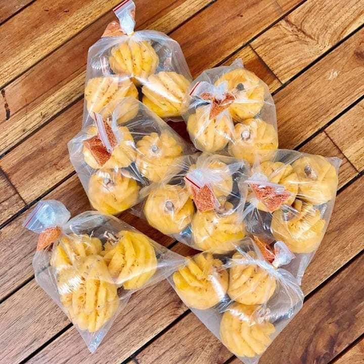 Mỗi túi dứa thường được đóng 1kg, gồm 4 - 5 quả to hoặc 7 - 9 quả nhỏ và tặng kèm muối chấm. Nguồn ảnh: Facebook.