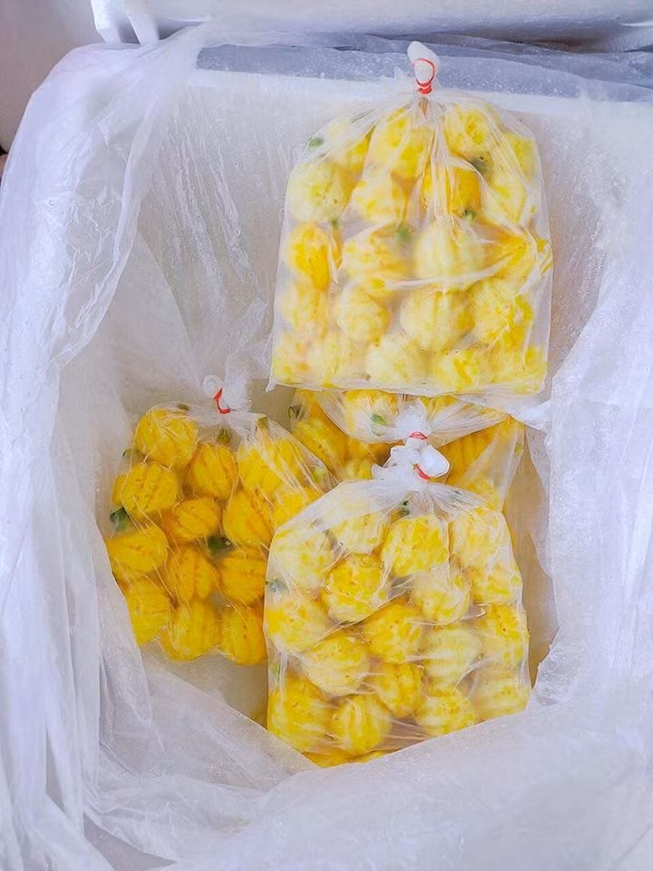 Chị Hoài (quận 2, TP HCM) cho biết, tuần trước đặt mua 2kg dứa mini Thái về cho cả nhà thưởng thức. Dù phải mua với giá 100.000 đồng/kg nhưng chị Hoài tỏ ra rất hài lòng.