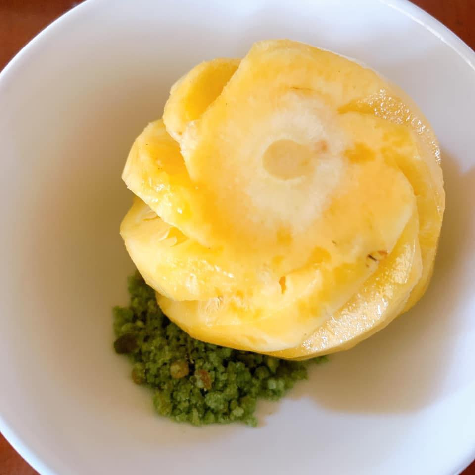 Cô Kim (một người bán dứa online) tiết lộ, dứa mini này đắt nhưng 10 quả được cả 10 đều thơm ngon, lại không bị rát lưỡi nên nhiều khách vẫn sẵn sàng bỏ tiền mua.