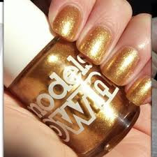 Mỗi lọ chứa vô số vảy vàng 24 carat. Thậm chí, lọ đựng cũng được thiết kế thủ công và khảm 1.118 viên kim cương.