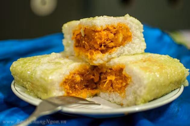 Bên cạnh đó, để phục vụ nhu cầu ăn chay đang ngày một phát triển, nhiều cơ sở sản xuất bánh chưng truyền thống cũng đã bắt tay vào làm bánh chưng chay. Ảnh: Facebook.