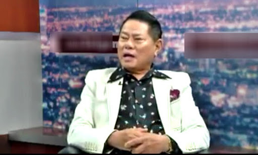 Nhờ có vốn tiếng Anh tốt và các mối quan hệ, Hoàng Kiều đã kiếm được một công việc trong phòng thí nghiệm của công ty Abbott với mức thù lao 1,25 USD/giờ. Đây là bệ đỡ cho ông vươn lên trong con đường sự nghiệp của mình.