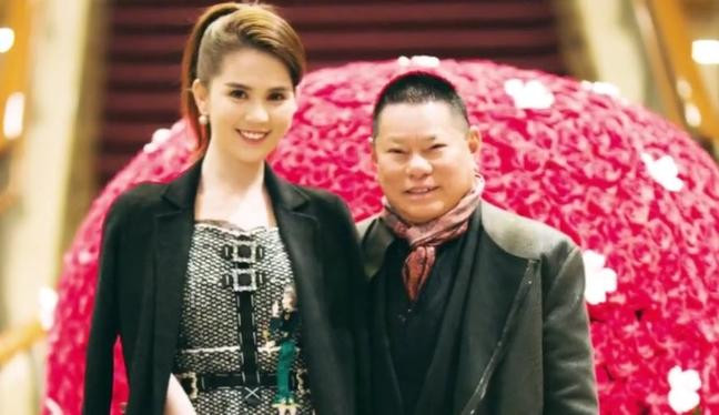 Thậm chí sau khi chia tay, vị tỷ phú gốc Việt còn dõng dạc tuyên bố: "Các anh cứ cho đăng thoải mái. Tôi cũng nói luôn, tôi và Ngọc Trinh đêm 7 ngày 3, vào ra không kể!".