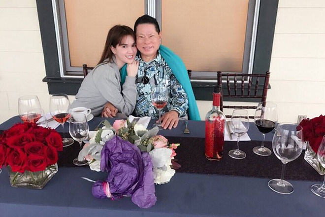 Sau thời gian ngắn được cho là hẹn hò với Ngọc Trinh khi ấy mới 27 tuổi, tỷ phú 72 tuổi bất ngờ tuyên bố chia tay nữ hoàng nội y vào đầu tháng 1/2017.