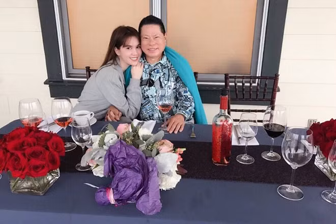 Sau thời gian ngắn được cho là hẹn hò với Ngọc Trinh khi ấy mới 27 tuổi, tỷ phú 72 tuổi bất ngờ tuyên bố chia tay nữ hoàng nội y vào đầu tháng 1/2017.