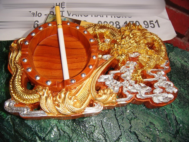 Gạt tàn dát vàng 24k thể hiện đẳng cấp của chủ nhân. Ảnh: Dân Việt.