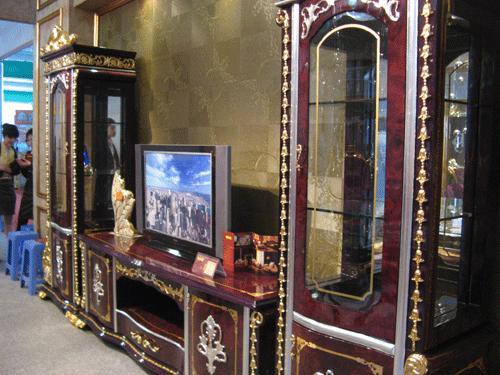 Không phải gia đình nào cũng có điều kiện để sử dụng chiếc kệ tủ để ti vi giá 500 triệu đồng. Ảnh: Infonet.