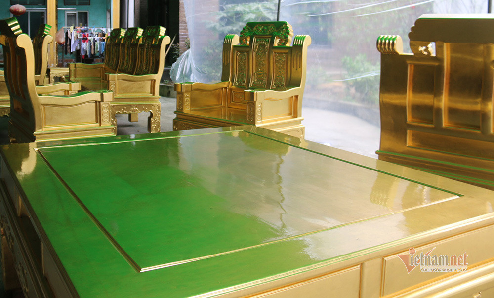 Để dát vàng kín bộ bàn ghế và chiếc sập gỗ, người thợ sử dụng tới 8 cây vàng và làm việc trong thời gian 1 tháng. Ảnh: Vietnamnet.