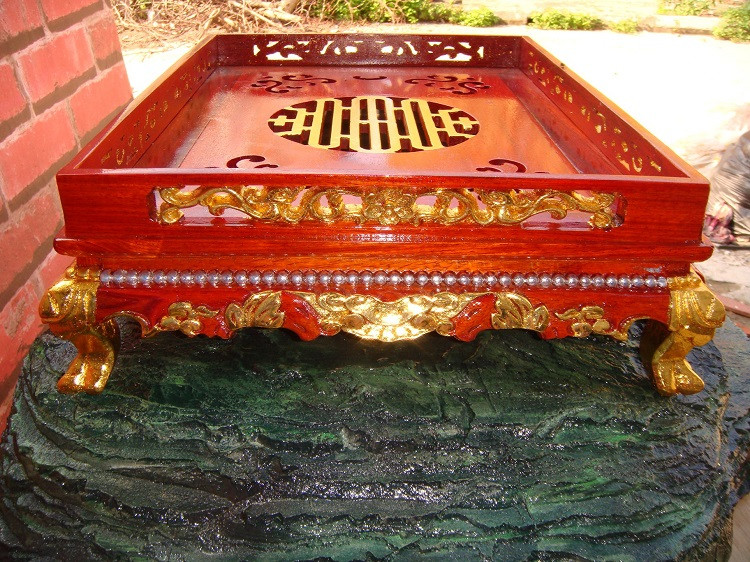 Khay để ấm chén được làm từ gỗ Hương, dát vàng 24k trên các họa tiết tinh xảo. Ảnh: Dân Việt.