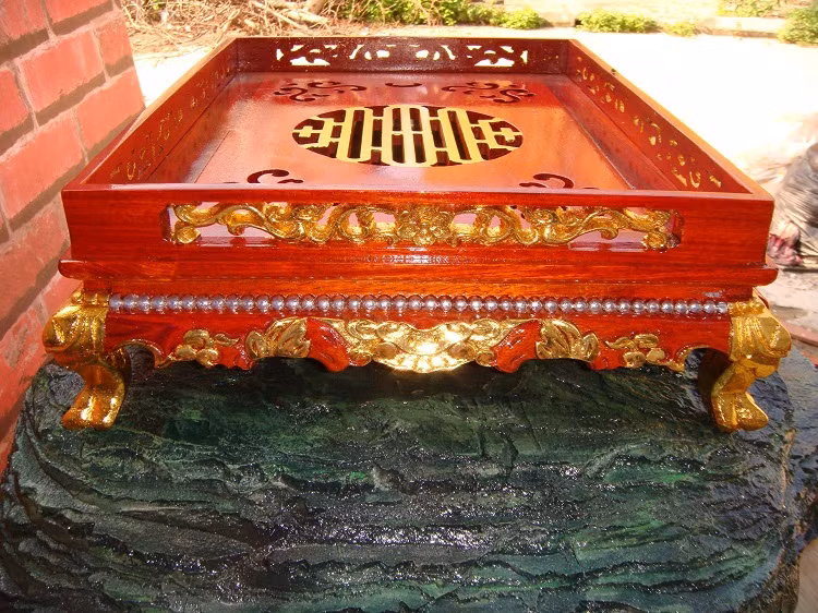 Khay để ấm chén được làm từ gỗ Hương, dát vàng 24k trên các họa tiết tinh xảo. Ảnh: Dân Việt.