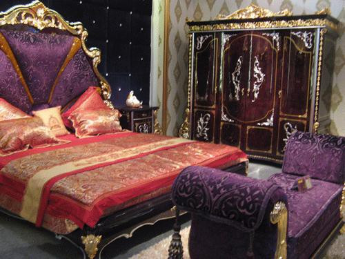 Bộ giường ngủ dát vàng xung quanh có giá bán 1,1 tỷ đồng. Ảnh: Infonet.