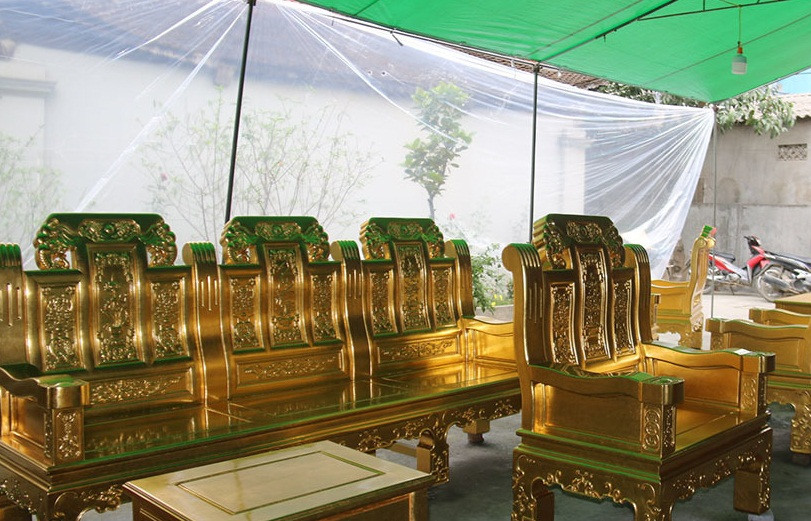 Cơ sở làm quỳ vàng bạc, sơn son thếp vàng của nghệ nhân Lê Bá Chung (xã Kiêu Kỵ, huyện Gia Lâm, Hà Nội) là nơi cho ra lò những sản phẩm nội thất dát vàng có giá trị lớn. Ảnh: Vietnamnet.