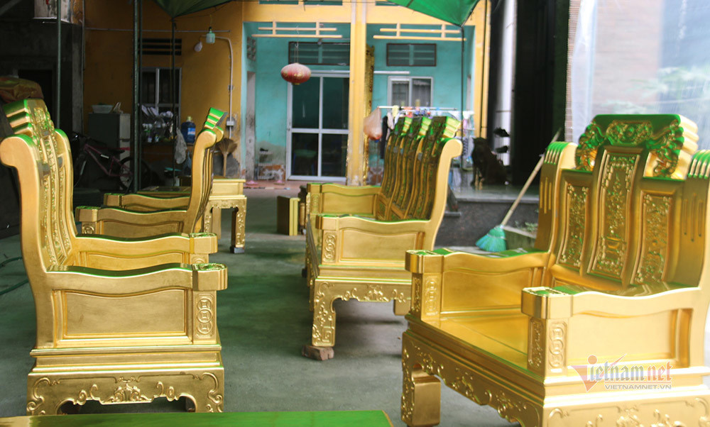 Trong đó, phải kể đến bộ bàn ghế dát vàng trị giá 1,1 tỷ đồng, cộng thêm chi phí dát vàng là 380 triệu đồng. Ảnh: Vietnamnet.