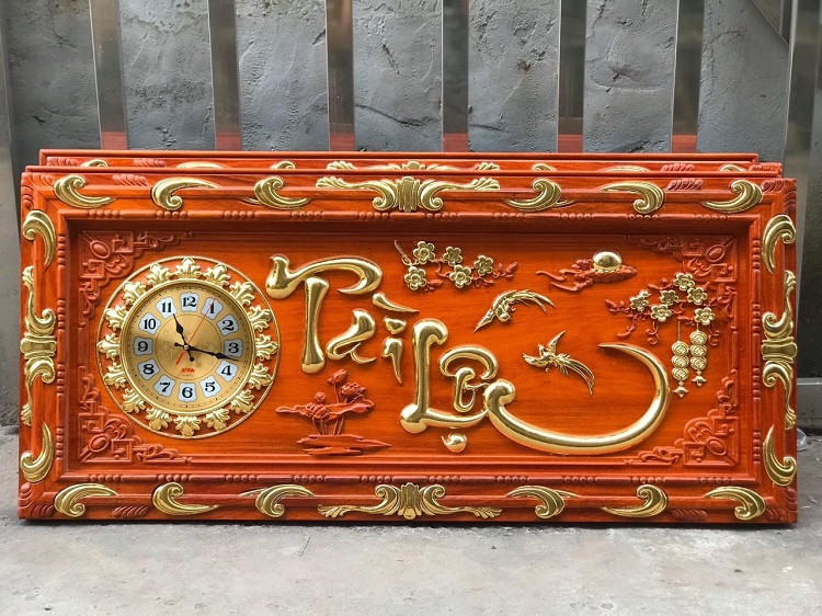 Không chỉ bàn ghế, đồng hồ treo trong nhà cũng được đát vàng sang trọng. Ảnh: Dân Việt.