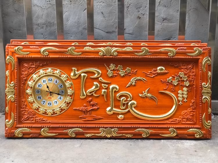 Không chỉ bàn ghế, đồng hồ treo trong nhà cũng được đát vàng sang trọng. Ảnh: Dân Việt.