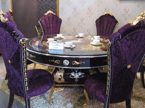 Bộ bàn ghế ăn dát vàng xung quanh ghế và dưới mặt kính bàn có giá 482 triệu đồng. Ảnh: Infonet.