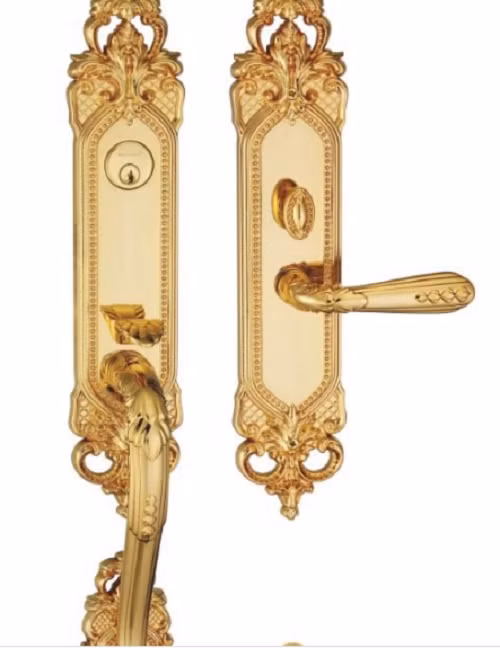 Khóa cửa mạ vàng có giá 15 triệu đồng. Ảnh: Archie. Video: Gợi ý nội thất thông minh cho căn hộ nhỏ. Nguồn: VTC1