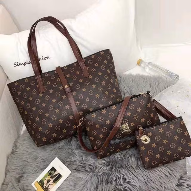 Không chỉ thế, tất cả túi xách Louis Vuitton chính hãng đều được làm bằng tay và thường mất khoảng một tuần để hoàn thành một sản phẩm.