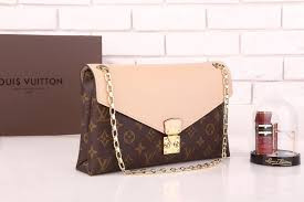 Louis Vuitton không bao giờ treo mác giá bên ngoài sản phẩm mà chúng được đặt khéo léo ở bên trong. Túi Louis Vuitton khi mua thường có thẻ với mã số riêng kèm hóa đơn được đặt trong phong bì nhằm tránh nạn làm giả.