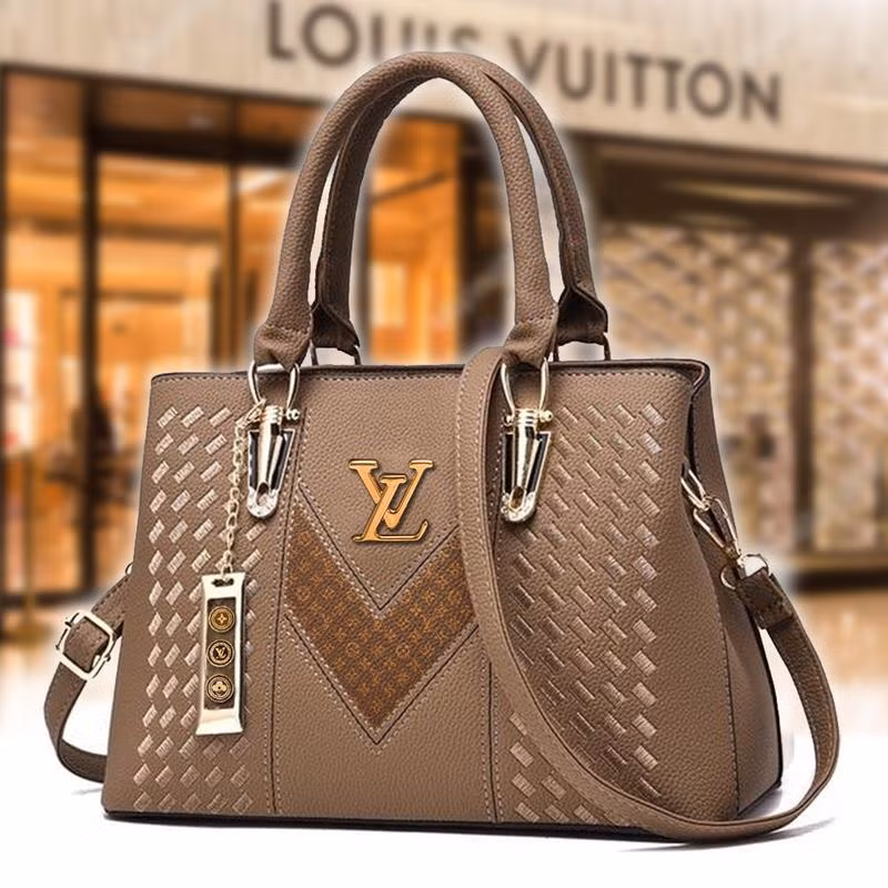 Có tin đồn cho rằng, trước khi tiêu hủy những món đồ ế ẩm, công ty sẽ bán lại cho nhân viên với mức giá phải chăng kèm điều kiện không được bán lại cho bất kỳ ai. Nhưng thực tế, Louis Vuitton chưa bao giờ triển khai một chương trình giảm giá chính thức.