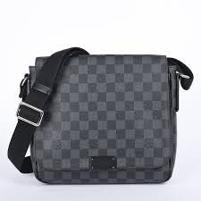 Nếu những chiếc túi xách bạn dùng hàng ngày làm bằng vải thường hoặc giả da thì những chiếc túi xách Louis Vuitton làm bằng da thật và một chiếc túi xách nữ Louis Vuitton có thể tốn đến 3 bộ da cá sấu.