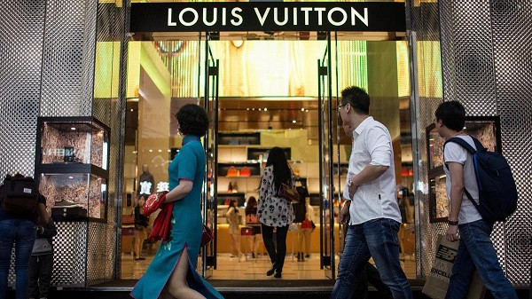 Một lý do khiến túi xách Louis Vuitton rất đắt nữa là đặc điểm không thấm nước và chống cháy.