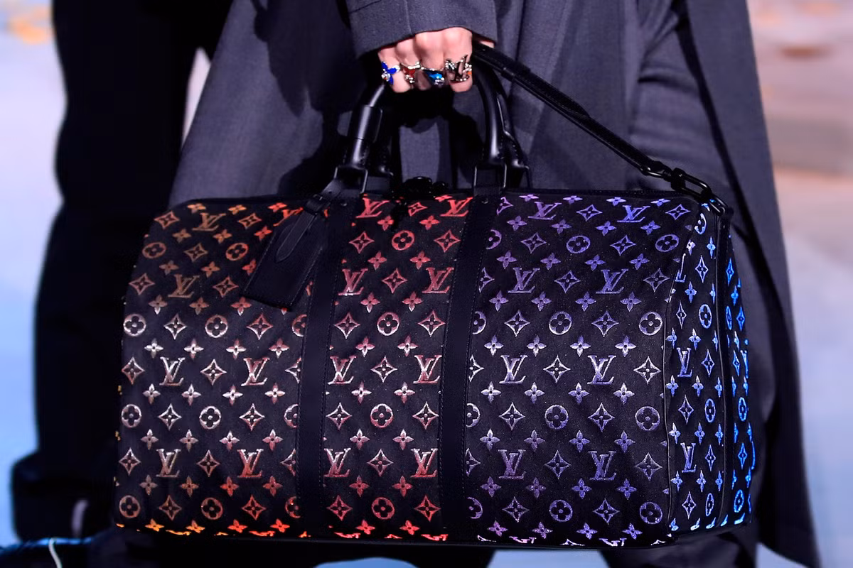 Louis Vuitton cũng là thương hiệu bị làm giả nhiều nhất trong lịch sử thời trang. Theo ước tính, có đến 90% sản phẩm Louis Vuitton trên thị trường là fake.