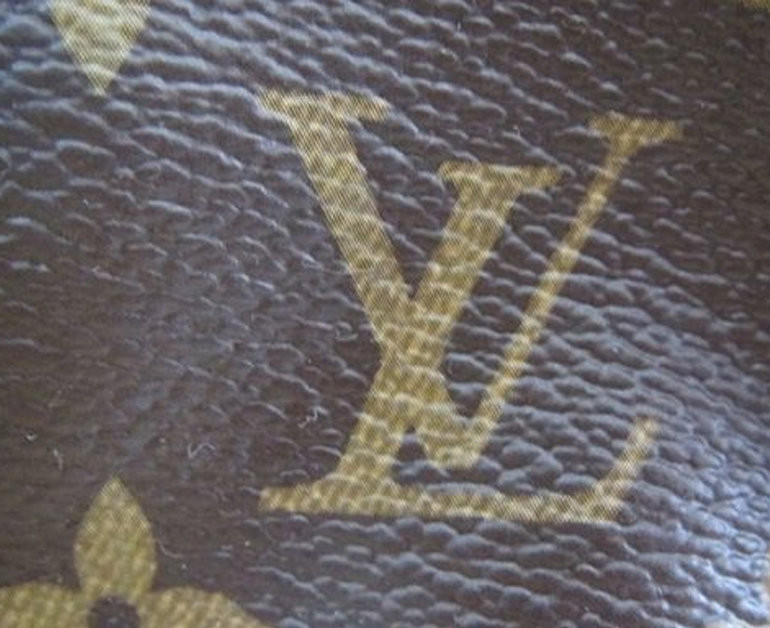 Ngoài ra, bạn cũng nên kiểm tra logo. Logo LV của túi Louis Vuitton chính hãng có màu vàng nhạt vừa phải không đậm hay nhạt quá, có màu mực sang trọng, bền đẹp không bị lem ra bên ngoài.