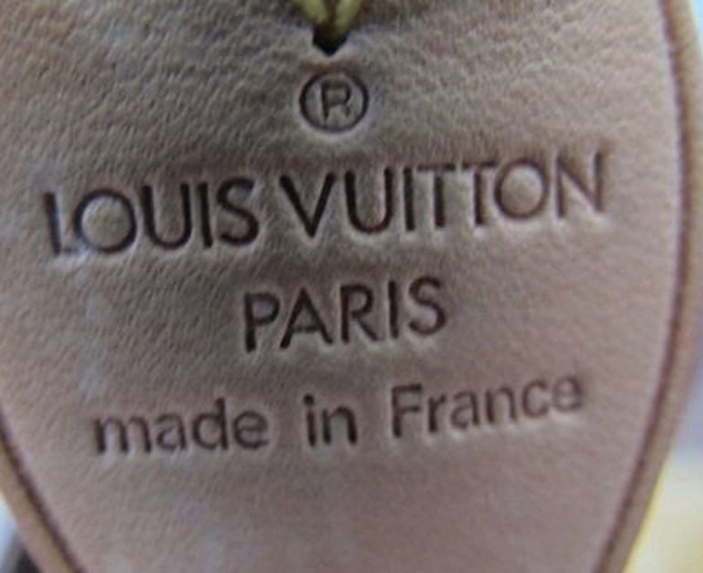 Để không bị mua phải hàng nhái, người tiêu dùng cần nhớ kiểm tra xuất xứ của túi xách Louis Vuitton. Là nhãn hiệu thời trang phát triển tại Pháp nhưng không phải chỉ có sản phẩm ghi Made in France mới là hàng xịn hãng đã mở thêm một số địa chỉ sản xuất tại Mỹ, Tây Ban Nha, Đức, Thụy Sĩ và Ý.