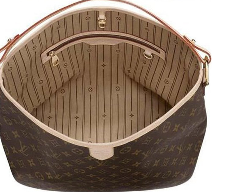 Thêm một cách để phân biệt túi xách Louis Vuitton thật giả chính xác nữa đó là phần lớp lót bên trong. Các túi xách LV giả đều sử dụng chất liệu da rẻ tiền trong khi túi thật được dệt bằng chất liệu canvas hoặc da lộn.