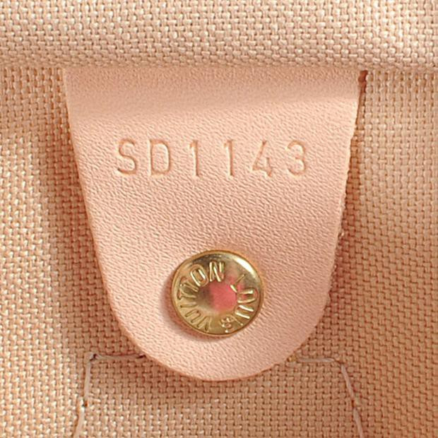 Mỗi sản phẩm túi xách của Louis Vuitton chính hãng đều có chứa một data code và một số seri chứ không bao giờ là một số hiệu model. Các sản phẩm Louis Vuitton thật luôn có 6 ký tự seri hoặc chỉ ngày tháng sản xuất.