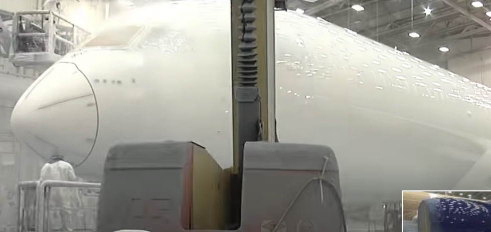 Boeing 787 Dreamliner là dòng máy bay phản lực hai động cơ, có sức chở từ 210-330 hành khách tùy theo biến thể bố trí chỗ ngồi.